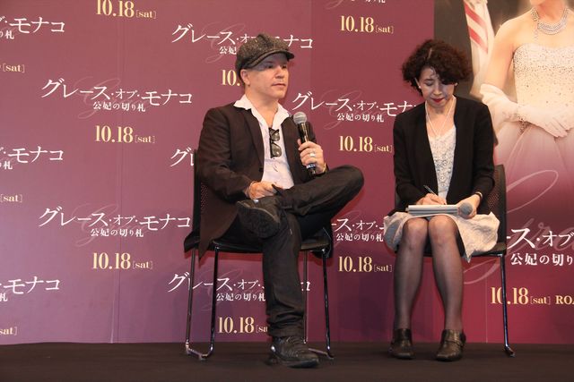 オリヴィエ・ダアンがグレース・ケリー風衣装の中村玉緒と対面！フォトギャラリー（2枚目）