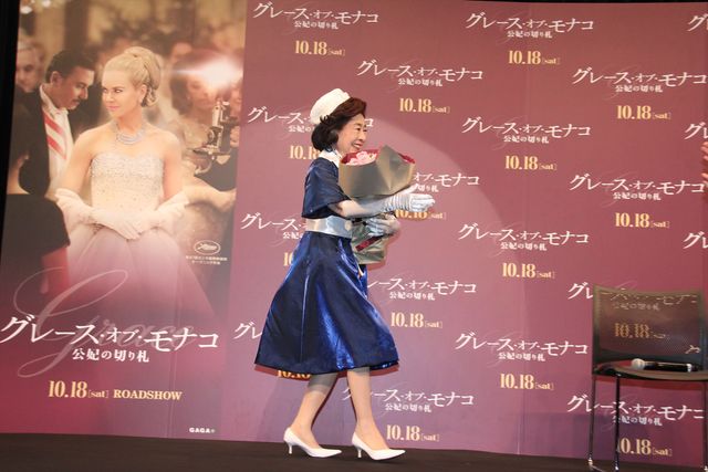 オリヴィエ・ダアンがグレース・ケリー風衣装の中村玉緒と対面！フォトギャラリー（4枚目）