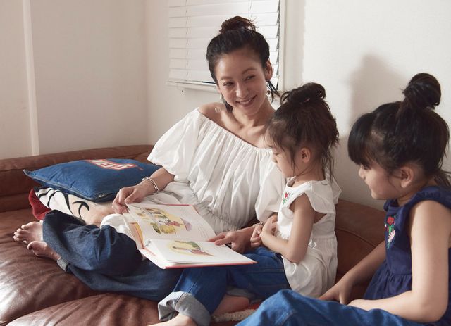 西山茉希が愛娘2人と登場！「sesame」9月号（2枚目）