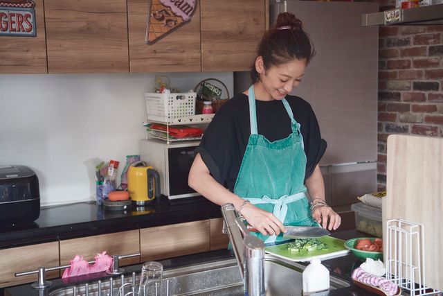 西山茉希が愛娘2人と登場！「sesame」9月号（4枚目）