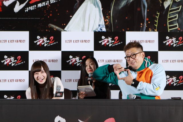 橋本環奈“千年ドール”と大人気！福田雄一監督と『銀魂2』韓国会見へ：フォトギャラリー