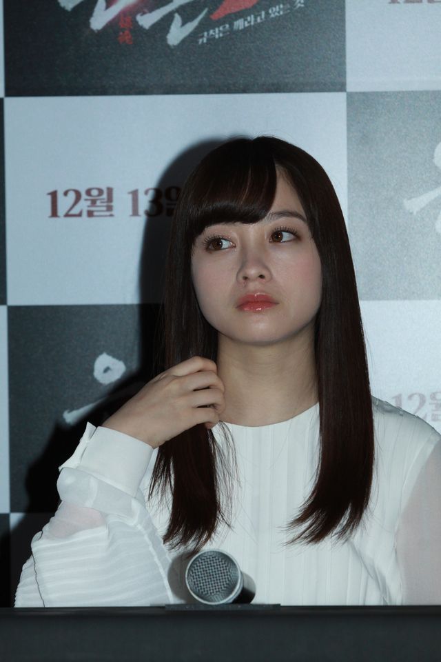 橋本環奈“千年ドール”と大人気！福田雄一監督と『銀魂2』韓国会見へ（3枚目）