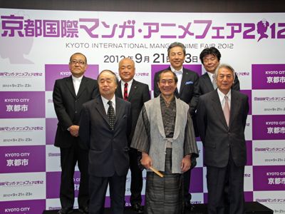 前列左から、角川歴彦、門川大作、松谷孝征　後列左から、上田修三、大山秀徳、齋藤茂、長谷川亘