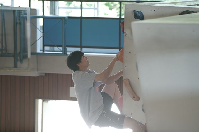伊藤健太郎がボルダリングに挑む！工藤遥主演『のぼる小寺さん』オフショット：フォトギャラリー