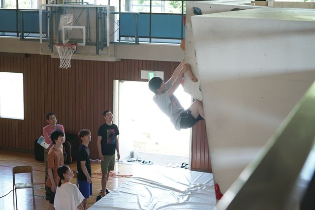 伊藤健太郎がボルダリングに挑む！工藤遥主演『のぼる小寺さん』オフショット（6枚目）