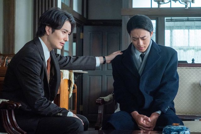 航一（岡田将生）は朋一（井上祐貴）の肩に手を…「虎に翼」第25週「女の知恵は後へまわる？」第124回：フォトギャラリー