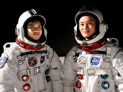 宇宙兄弟』小栗旬と岡田将生の写真が、最後のスペースシャトル