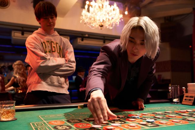 横浜流星と佐野勇斗の対照的な表情！映画『嘘喰い』場面カット（2枚目）