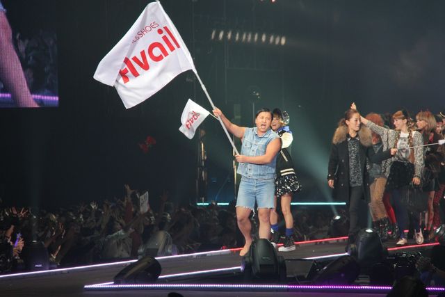 スギちゃん、完全復帰！東京ガールズコレクションでワイルドにランウェイを闊歩！（2枚目）