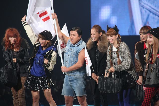 スギちゃん、完全復帰！東京ガールズコレクションでワイルドにランウェイを闊歩！（7枚目）