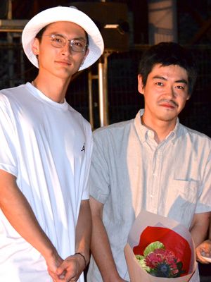 野外上映会に登場した高良健吾（左）と沖田修一監督