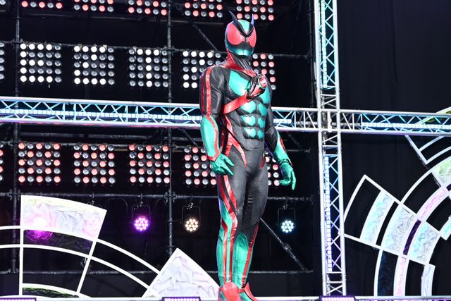 制作発表会見に登場した仮面ライダーゼッツ