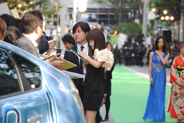 前田敦子がグリーンカーペットに登場！フォトギャラリー（3枚目）