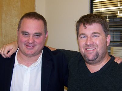 （左）ダグラス・ティローラ監督、（右）ポーカーの元ワールドチャンピオンのクリス・マネーメイカー