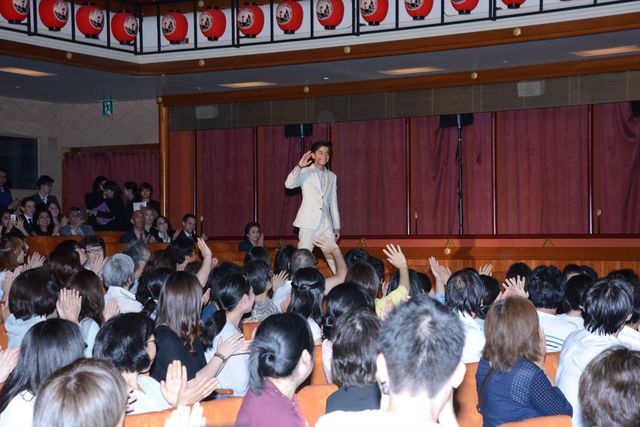 『ジャングル・ブック』子役＆ジョン・ファヴロー監督大はしゃぎ！歌舞伎座ジャパンプレミアフォトギャラリー（16枚目）