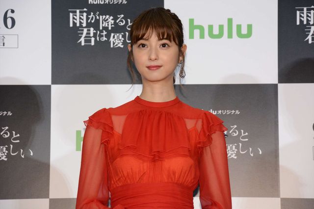 佐々木希、真っ赤なドレスで玉山鉄二＆野島伸司と登場！：フォトギャラリー