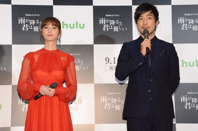 佐々木希、真っ赤なドレスで玉山鉄二＆野島伸司と登場！（3枚目）