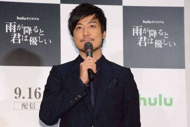 佐々木希、真っ赤なドレスで玉山鉄二＆野島伸司と登場！（4枚目）