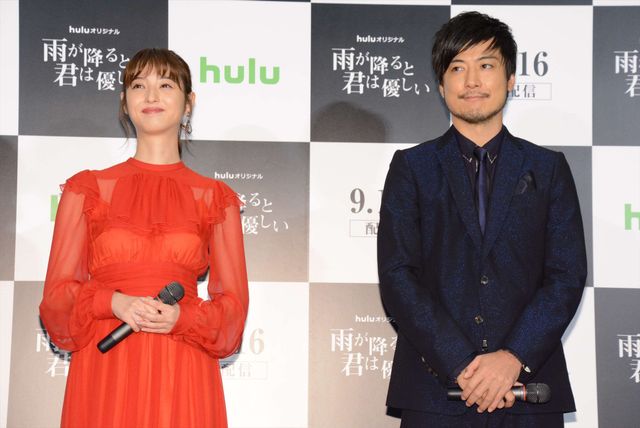 佐々木希、真っ赤なドレスで玉山鉄二＆野島伸司と登場！（7枚目）