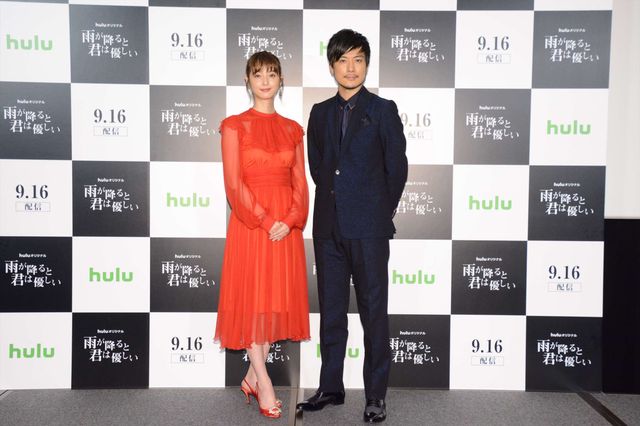 佐々木希、真っ赤なドレスで玉山鉄二＆野島伸司と登場！（11枚目）