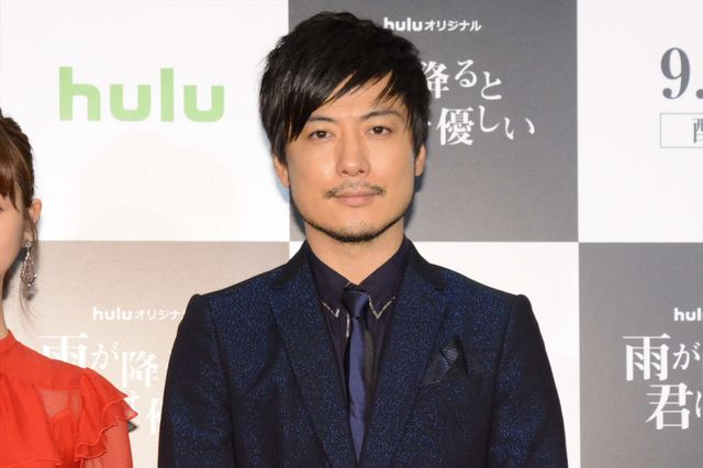 佐々木希、真っ赤なドレスで玉山鉄二＆野島伸司と登場！（14枚目）