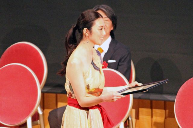 華やか！ワンショルダーのドレスで大きな歓声！：フォトギャラリー