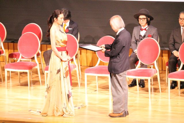 華やか！ワンショルダーのドレスで大きな歓声！（2枚目）