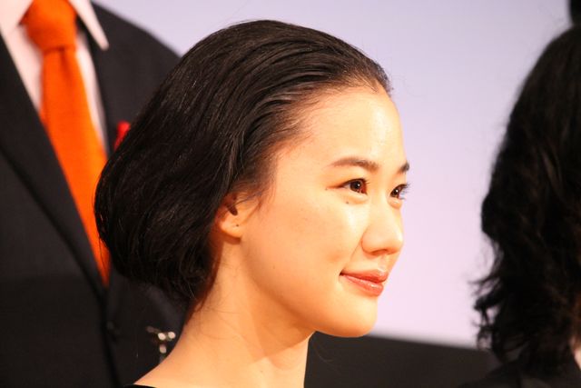 華やか！ワンショルダーのドレスで大きな歓声！（4枚目）