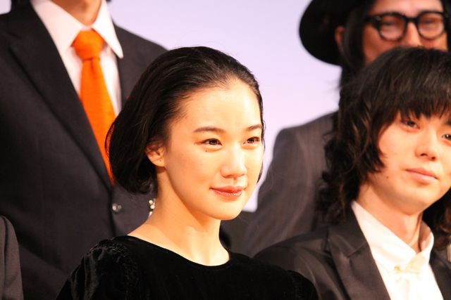 華やか！ワンショルダーのドレスで大きな歓声！（5枚目）