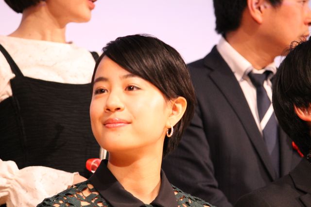 華やか！ワンショルダーのドレスで大きな歓声！（6枚目）