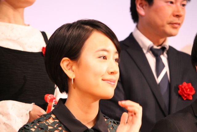 華やか！ワンショルダーのドレスで大きな歓声！（7枚目）