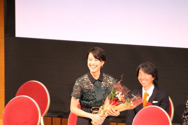 華やか！ワンショルダーのドレスで大きな歓声！（8枚目）