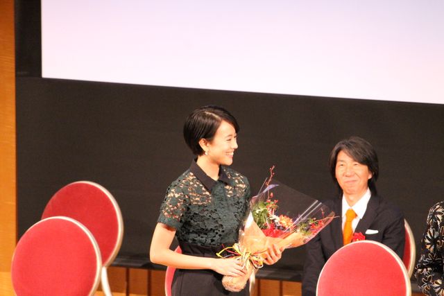 華やか！ワンショルダーのドレスで大きな歓声！（9枚目）