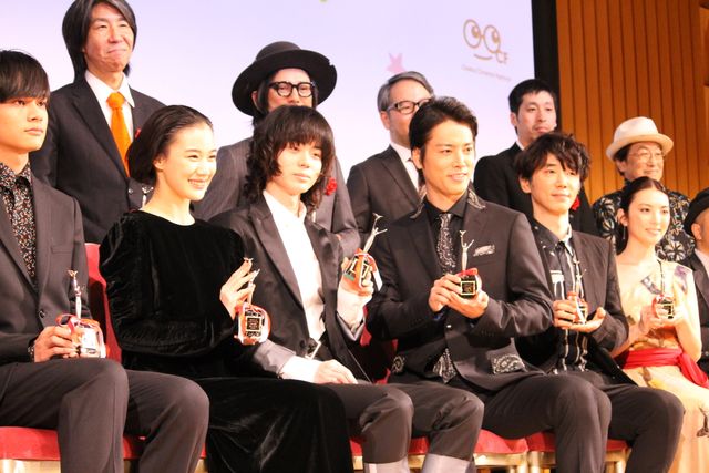 華やか！ワンショルダーのドレスで大きな歓声！（11枚目）