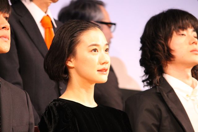 華やか！ワンショルダーのドレスで大きな歓声！（12枚目）