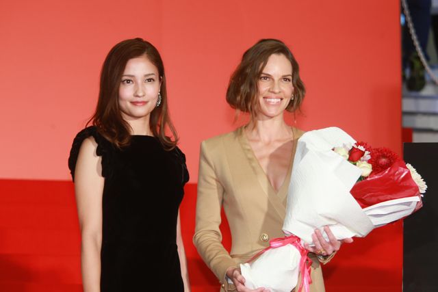 黒木メイサ、憧れのオスカー女優ヒラリー・スワンクに花束贈呈！フォトギャラリー（4枚目）