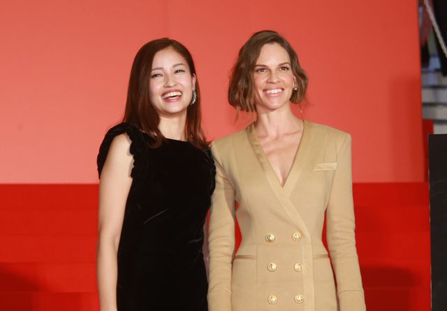 黒木メイサ、憧れのオスカー女優ヒラリー・スワンクに花束贈呈！フォトギャラリー（12枚目）