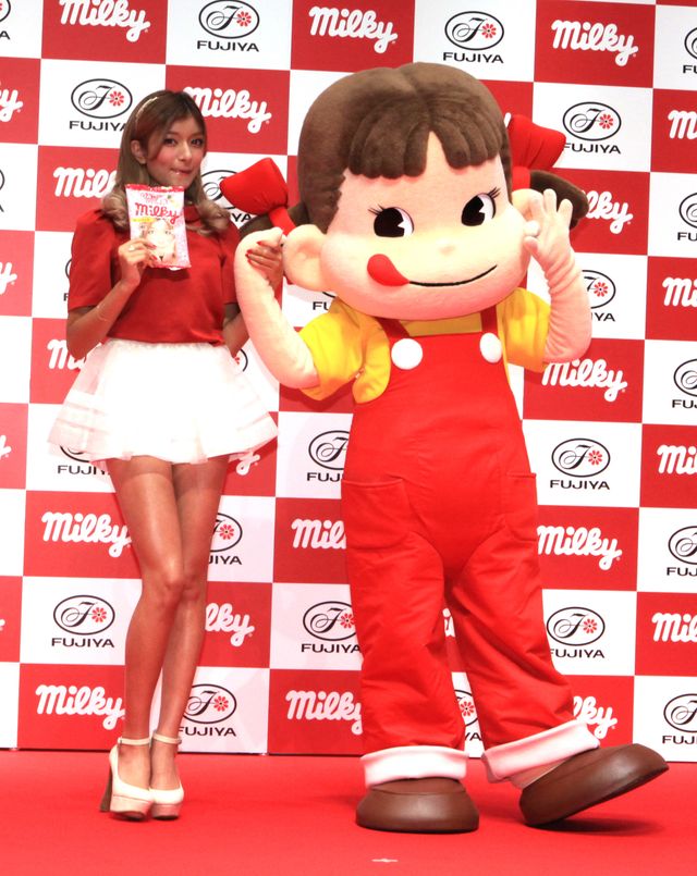 ローラがペコちゃんと競演！不二家の新商品発表会フォトギャラリー：フォトギャラリー