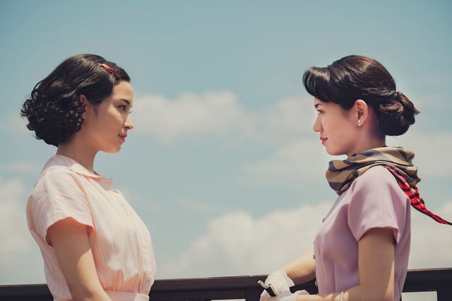 映画『遠い山なみの光』より悦子(広瀬すず)と佐知子(二階堂ふみ)