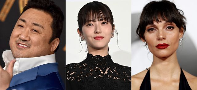 左から順にマ・ドンソク、浜辺美波、チャーリー・フレイザー