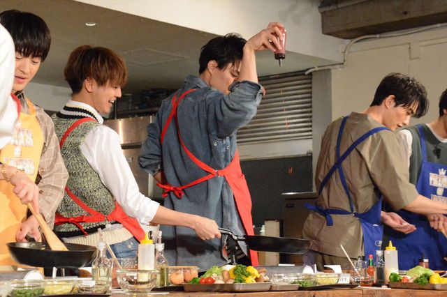 片寄涼太＆鈴木伸之の仲良しショット！映画『PRINCE OF LEGEND』“伝説の玉子料理選手権”（14枚目）