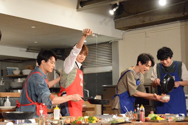 片寄涼太＆鈴木伸之の仲良しショット！映画『PRINCE OF LEGEND』“伝説の玉子料理選手権”（15枚目）