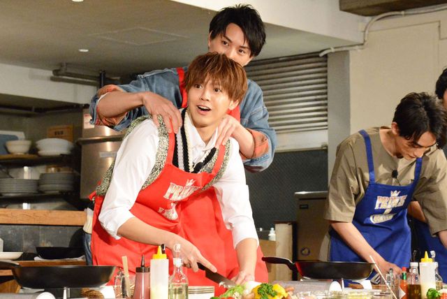 片寄涼太＆鈴木伸之の仲良しショット！映画『PRINCE OF LEGEND』“伝説の玉子料理選手権”（25枚目）
