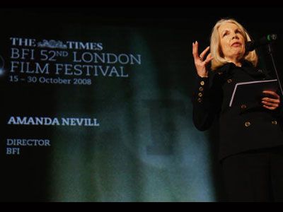 映画祭のディレクター、アマンダ・ネビルが記者にレクチャー中-ロンドン・オデオン・ウエスト・エンド
