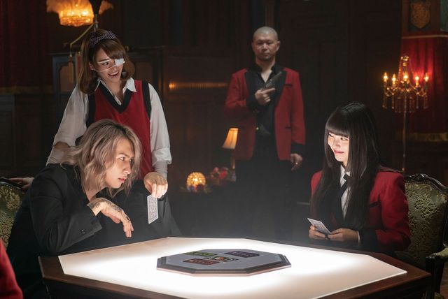 銃を見つめる浜辺美波！『映画　賭ケグルイ　絶体絶命ロシアンルーレット』場面カット（2枚目）