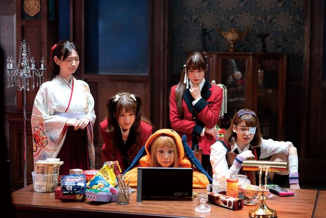 銃を見つめる浜辺美波！『映画　賭ケグルイ　絶体絶命ロシアンルーレット』場面カット（5枚目）