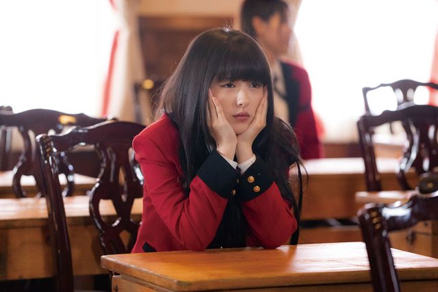 銃を見つめる浜辺美波！『映画　賭ケグルイ　絶体絶命ロシアンルーレット』場面カット（7枚目）