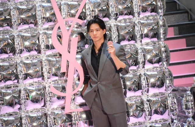 この夏は「プールに行きたい」と屈託のない笑顔を見せた平野紫耀（2枚目）