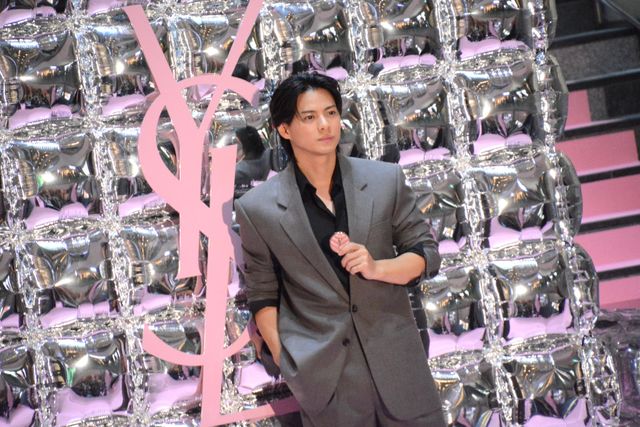 この夏は「プールに行きたい」と屈託のない笑顔を見せた平野紫耀（4枚目）