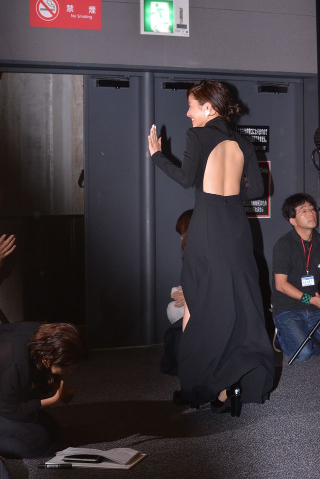 石原さとみが大胆に背中見せ！映画『進撃の巨人 ATTACK ON TITAN』初日舞台あいさつフォトギャラリー（19枚目）